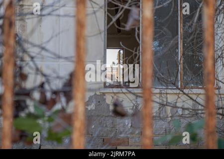 La ville abandonnée, ville fantôme, Varosha à Famagusta, Chypre du Nord. Le nom local est 'Kapali Maras' à Chypre. Une photo à mise au point sélective. Banque D'Images