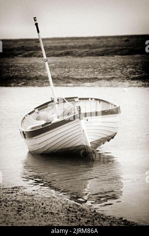 bateau en bois à coque en clinker construit en échouant au nord de norfolk angleterre Banque D'Images