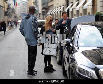 Milan, 08-25-2022 Vanessa Bryant a obtenu une indemnité de 16 millions de dollars du comté de Los Angeles, en compensation des dommages causés par les photos de l'accident d'hélicoptère qui a représenté les cadavres sans vie de son mari KOBE BRYANT et de sa fille GIANNINA. Les photos ont été prises par des agents et des pompiers qui se sont précipités sur les lieux, qui les ont ensuite remis à des personnes non liées à l'enquête, envahissant la vie privée des victimes et des membres de leur famille. Dans les archives photos de 2015, Vanessa et Kobe Bryant se livrent à un après-midi de détente shopping dans le centre de Milan, dans les rues Banque D'Images