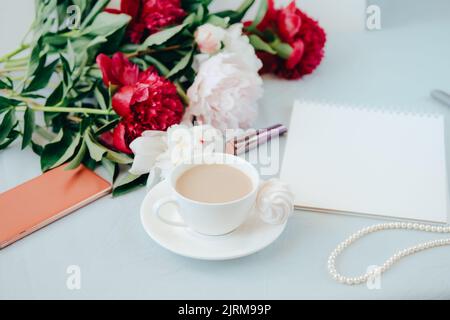 Concept moderne de bureau à domicile. Ordinateur, café et fleurs. Banque D'Images
