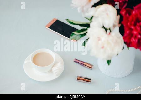 Concept moderne de bureau à domicile. Ordinateur, café et fleurs. Banque D'Images