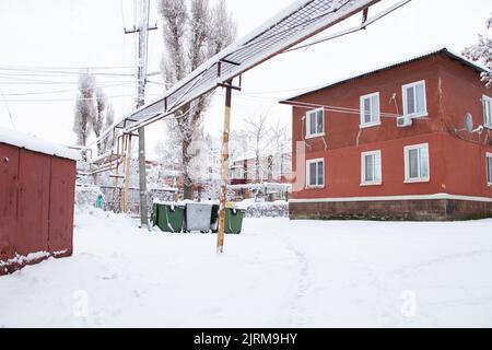 Les poubelles se trouvent dans un quartier résidentiel de will, dans la neige en hiver dans le gordi Dnieper en Ukraine Banque D'Images