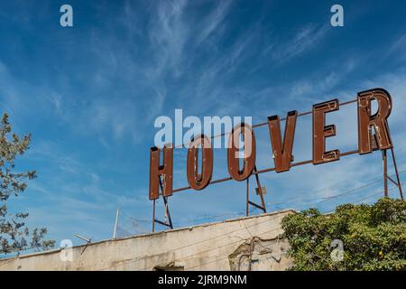 La ville abandonnée, ville fantôme, Varosha à Famagusta, Chypre du Nord. Le nom local est 'Kapali Maras' à Chypre. Une photo à mise au point sélective. Banque D'Images