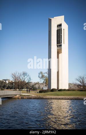 Un cliché vertical du carillon national sur l'île Queen Elizabeth II, au lac Burley Griffin, en Australie Banque D'Images