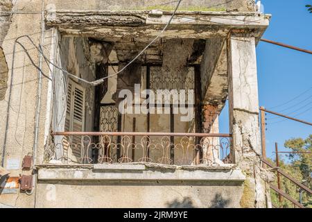 Balcon en ruines, balcon en ruines dans une ville abandonnée, Varosha à Famagousta, Chypre. Banque D'Images