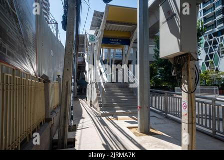 Bangkok, Thaïlande - 24 août 2022 : atmosphère matinale sur la passerelle près de la gare BTS 'Khlong San', chantier de construction sur la gauche. Beaucoup o Banque D'Images