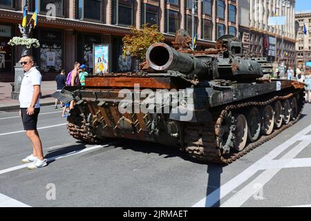 Kiev, Ukraine. 24th août 2022. Un équipement militaire russe détruit vu exposé à Khreshchatyk dans le centre de Kiev. Le matériel militaire russe capturé est temporairement exposé dans la rue Khreschaytk, au cœur de la capitale ukrainienne. La région est devenue une attraction populaire parmi les résidents curieux de voir le butin de guerre de l'Ukraine. Crédit : SOPA Images Limited/Alamy Live News Banque D'Images