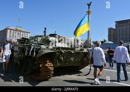 Kiev, Ukraine. 24th août 2022. Les gens inspectent l'équipement détruit de l'armée russe exposé à Khreshchatyk, dans le centre de Kiev. Le matériel militaire russe capturé est temporairement exposé dans la rue Khreschaytk, au cœur de la capitale ukrainienne. La région est devenue une attraction populaire parmi les résidents curieux de voir le butin de guerre de l'Ukraine. Crédit : SOPA Images Limited/Alamy Live News Banque D'Images