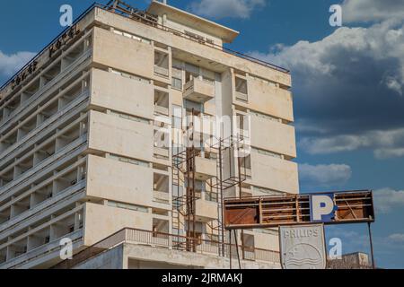 Varosha, Famagusta, Chypre - juin 2021 : ville abandonnée, ville fantôme, le nom local est 'Kapali Maras'. Banque D'Images