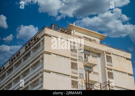La ville abandonnée, ville fantôme, Varosha à Famagusta, Chypre du Nord. Le nom local est 'Kapali Maras' à Chypre. Une photo à mise au point sélective. Banque D'Images