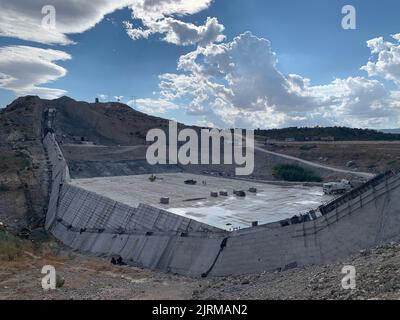 (220825) -- EL KEF, 25 août 2022 (Xinhua) -- la photo prise le 22 août 2022 montre le site de construction du barrage Mellegue dans la province d'El Kef, au nord-ouest de la Tunisie. En mai 2016, la société chinoise de construction d'électricité Sinohydro a remporté la tentative de construire un nouveau barrage au-dessus de la rivière pour remplacer l'ancien. La fin du barrage de Mellegua est prévue pour septembre 2023. Avec une capacité maximale de 305 millions de mètres cubes d'eau, il jouera un rôle important dans la protection de l'environnement écologique en Tunisie. POUR ALLER AVEC: 'Feature: L'entreprise chinoise construit un barrage pour stimuler l'économie, social de la Tunisie Banque D'Images