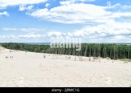 Vue sur le lac Lebsko depuis la dune de Lacka dans le parc national de Slowinski en Pologne. Une dune en pleine journée ensoleillée d'été. Plage de sable et ciel bleu avec blanc Banque D'Images