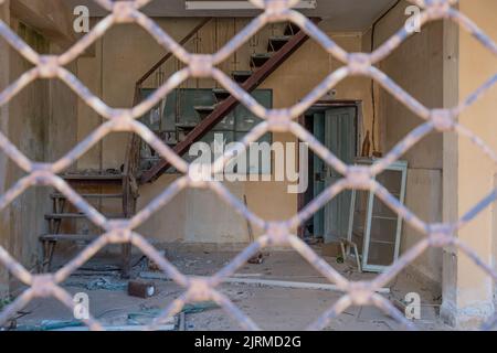 Escalier endommagé, foyer sélectif escalier endommagé à l'intérieur de l'atelier abandonné, Varosha à Famagousta, Chypre du Nord. Banque D'Images