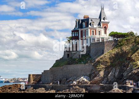 DINARD, FRANCE - 3 SEPTEMBRE 2019 : maison d'architecture moderniste du début du 20th siècle sur la côte vallonnée de la Bretagne. Banque D'Images