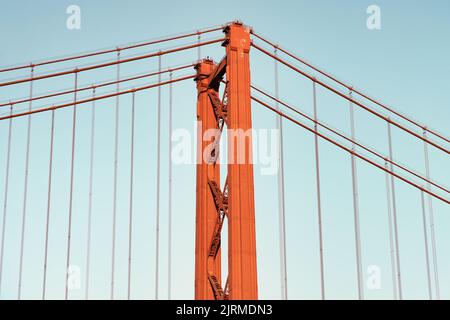 Pont suspendu rouge orange emblématique au-dessus du Tage à Lisbonne, Portugal. 25 Pont de Abril, 25th d'avril Pont au coucher du soleil à l'heure d'or. Banque D'Images