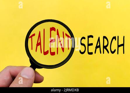 Recherche de talents sur une loupe avec fond jaune. Concept de recherche de talents. Banque D'Images
