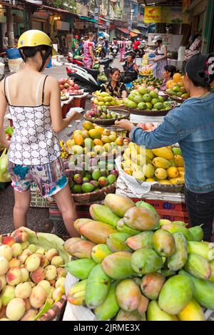 Commerçants dans le marché de rue, Hai Phong, Vietnam Banque D'Images