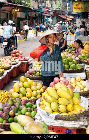 Commerçants dans le marché de rue, Hai Phong, Vietnam Banque D'Images