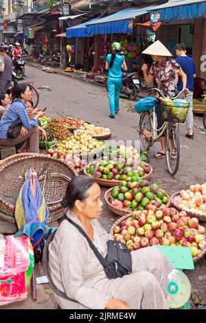 Commerçants dans le marché de rue, Hai Phong, Vietnam Banque D'Images