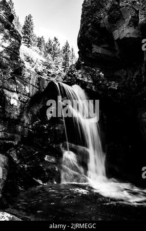 Aster Falls accessible à partir du point de départ de South Shore à Two Medicine Lake, dans le parc national Glacier, Montana Banque D'Images