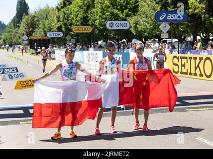 Katarzyna Zdzieblo, de Pologne, Kimberly Garcia Leon, du Pérou, et Shijie Qieyang, de Chine, célèbrent leur participation à la Marche des femmes au monde en 20k Banque D'Images