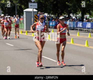 Kimberly Garcia Leon, du Pérou, et Shijie Qieyang, de la Chine, qui participent à la marche des femmes de 20k aux Championnats du monde d'athlétisme, Hayward Field, Eugene Banque D'Images