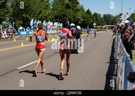 Kimberly Garcia Leon, du Pérou, et Shijie Qieyang, de la Chine, qui participent à la marche des femmes de 20k aux Championnats du monde d'athlétisme, Hayward Field, Eugene Banque D'Images