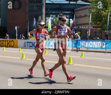 Kimberly Garcia Leon, du Pérou, et Shijie Qieyang, de la Chine, qui participent à la marche des femmes de 20k aux Championnats du monde d'athlétisme, Hayward Field, Eugene Banque D'Images