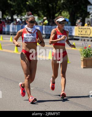 Kimberly Garcia Leon, du Pérou, et Shijie Qieyang, de la Chine, qui participent à la marche des femmes de 20k aux Championnats du monde d'athlétisme, Hayward Field, Eugene Banque D'Images