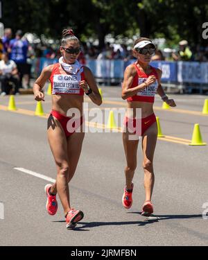 Kimberly Garcia Leon, du Pérou, et Shijie Qieyang, de la Chine, qui participent à la marche des femmes de 20k aux Championnats du monde d'athlétisme, Hayward Field, Eugene Banque D'Images