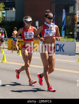 Kimberly Garcia Leon, du Pérou, et Shijie Qieyang, de la Chine, qui participent à la marche des femmes de 20k aux Championnats du monde d'athlétisme, Hayward Field, Eugene Banque D'Images