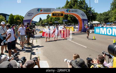 Kimberly Garcia Leon, du Pérou, et Shijie Qieyang, de la Chine, qui participent à la marche des femmes de 20k aux Championnats du monde d'athlétisme, Hayward Field, Eugene Banque D'Images