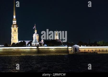 RUSSIE, PETERSBOURG - 19 AOÛT 2022: Nuit saint neva petersbourg forteresse russie paul St eau, du monument paul de l'architecture et célèbre Banque D'Images