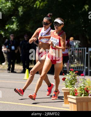 Kimberly Garcia Leon, du Pérou, et Shijie Qieyang, de la Chine, qui participent à la marche des femmes de 20k aux Championnats du monde d'athlétisme, Hayward Field, Eugene Banque D'Images