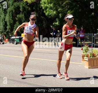 Kimberly Garcia Leon, du Pérou, et Shijie Qieyang, de la Chine, qui participent à la marche des femmes de 20k aux Championnats du monde d'athlétisme, Hayward Field, Eugene Banque D'Images