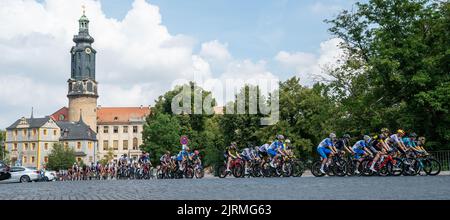 25 août 2022, Thuringe, Weimar/Meiningen: Cyclisme: Tour d'Allemagne, Weimar - Meiningen (171,7 km), étape 1. Le peloton passe devant la place de la démocratie en face du château de Weimar après le départ neutralisé. Photo: Hendrik Schmidt/dpa Banque D'Images