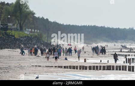 Mielno, Pologne - 23 mai 2022: Personnes sur la plage un jour nuageux avant le coucher du soleil. Avant les vacances sur la mer Baltique. Banque D'Images