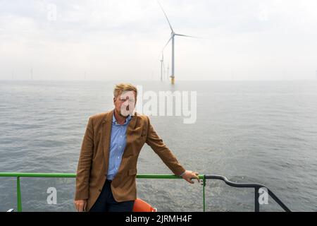 2022-08-25 13:38:39 SCHEVENINGEN - Roi Willem-Alexander à bord de l'hélice Aqua. De Koning visite différents endroits dans la mer du Nord où l'avenir du système énergétique est en cours de travail, avec le vent offshore, le soleil et l'hydrogène vert. ANP JEROEN JUMELET pays-bas - belgique sortie crédit: ANP/Alay Live News Banque D'Images