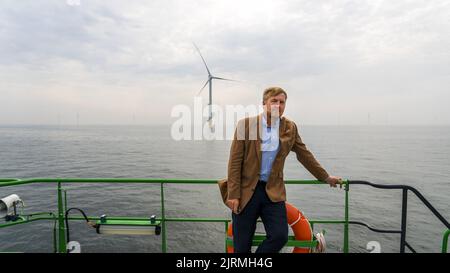 2022-08-25 13:38:45 SCHEVENINGEN - Roi Willem-Alexander à bord de l'hélice Aqua. De Koning visite différents endroits dans la mer du Nord où l'avenir du système énergétique est en cours de travail, avec le vent offshore, le soleil et l'hydrogène vert. ANP JEROEN JUMELET pays-bas - belgique sortie crédit: ANP/Alay Live News Banque D'Images