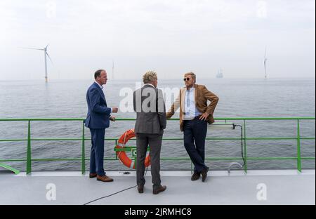 2022-08-25 13:28:47 SCHEVENINGEN - Roi Willem-Alexander à bord de l'hélice Aqua. De Koning visite différents endroits dans la mer du Nord où l'avenir du système énergétique est en cours de travail, avec le vent offshore, le soleil et l'hydrogène vert. ANP JEROEN JUMELET pays-bas - belgique sortie crédit: ANP/Alay Live News Banque D'Images