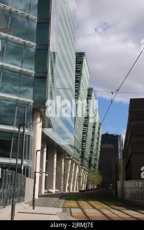 Métro West Midlands, vue le long des voies depuis l'arrêt de tramway St Chads en direction du centre-ville de Birmingham, après des blocs de tours modernes, 19th août 2022. Banque D'Images