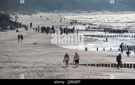 Mielno, Pologne - 23 mai 2022: Personnes sur la plage un jour nuageux avant le coucher du soleil. Avant les vacances sur la mer Baltique. Banque D'Images