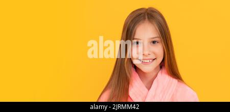 une jeune fille se sent détendue. bonheur d'enfance. Bonjour. enfant porte un costume de nuit doux. Visage d'enfant, affiche horizontale, portrait isolé de jeune fille Banque D'Images