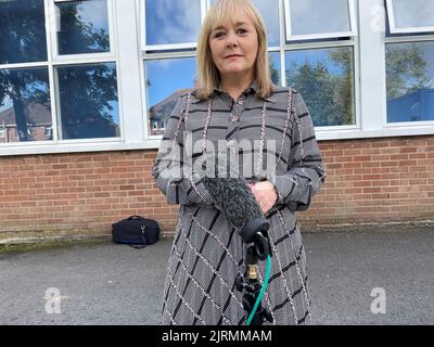 La ministre de l'éducation de l'Irlande du Nord, Michelle McIveen, s'adresse aux médias lors d'une visite au Collège St Columbanus à Bangor, le jour des résultats du GCSE. Date de la photo: Jeudi 25 août 2022. Banque D'Images