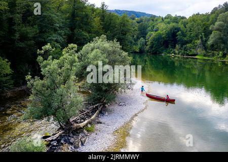 Vue aérienne des touristes dans un canoë pagayer en été sur une belle rivière Kolpa, la frontière entre la Slovénie et la Croatie, Croatie Banque D'Images