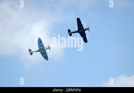 L'ouragan Hawker et le Spitfire Supermarine sont les symboles emblématiques de la guerre mondiale 2. Banque D'Images