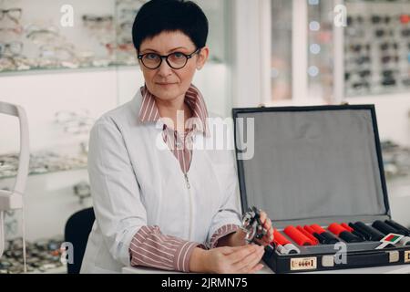 Femme optométriste Opticienne avec kit de lentilles de test ophtalmiques Banque D'Images