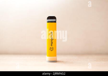 VAPE jaune mangue lectronique cigarette populaire systme IZI Photo Stock  - Alamy