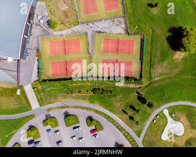 Point de vue de drone sur les courts de tennis extérieurs et le parking Banque D'Images