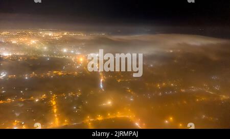 Centre ville couvert de brouillard pendant la nuit. Atmosphère de Moody. Banque D'Images